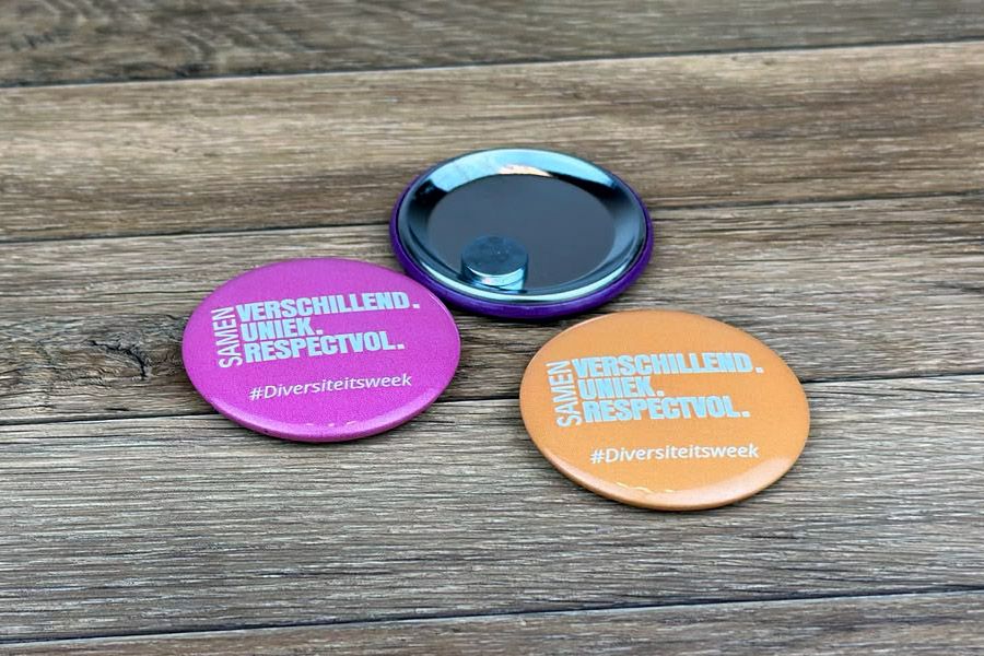 buttons in verschillende kleuren met achteraan een kledingmagneet bevestiging